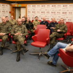 17.05.2016. Żołnierze szkolący się na Międzynarodowym Kursie Obserwatorów Wojskowych ONZ na kieleckiej Bukówce odwiedzili Radio Kielce / Kamil Król / Radio Kielce