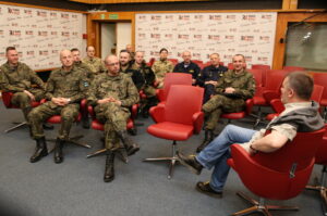 17.05.2016. Żołnierze szkolący się na Międzynarodowym Kursie Obserwatorów Wojskowych ONZ na kieleckiej Bukówce odwiedzili Radio Kielce / Kamil Król / Radio Kielce