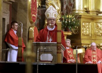 20.03.2016 Kielce. Procesja młodzieży z palmami i flagami państw przeszła z kościoła akademickiego do katedry upamiętniając ustanowienie przez Jana Pawła II Światowych Dni Młodzieży. Homilię wygłosił bp. Jan Piotrowski. / Jarosław Kubalski / Radio Kielce
