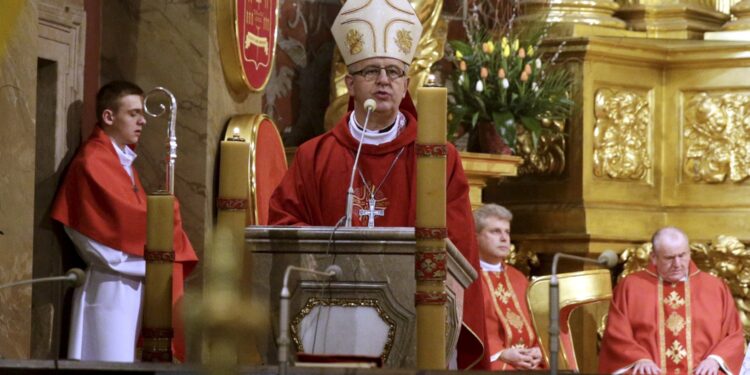 20.03.2016 Kielce. Procesja młodzieży z palmami i flagami państw przeszła z kościoła akademickiego do katedry upamiętniając ustanowienie przez Jana Pawła II Światowych Dni Młodzieży. Homilię wygłosił bp. Jan Piotrowski. / Jarosław Kubalski / Radio Kielce