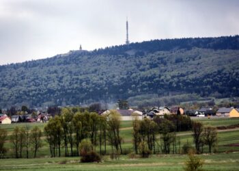 24.04.2016 Góry Świętokrzyskie. Łysa Góra na której znajduje się świętokrzyski klasztor i wieża telewizyjna. Święty Krzyż. Klasztor. / Jarosław Kubalski / Radio Kielce