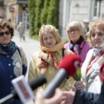 17.05.2016 Kielce. Konferencja na rynku z udziałem mieszkańców domagających się wprowadzenia w mieście Karty Seniora. / Jarosław Kubalski / Radio Kielce