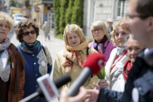 17.05.2016 Kielce. Konferencja na rynku z udziałem mieszkańców domagających się wprowadzenia w mieście Karty Seniora. / Jarosław Kubalski / Radio Kielce