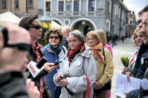 17.05.2016 Kielce. Konferencja na rynku z udziałem mieszkańców domagających się wprowadzenia w mieście Karty Seniora. / Jarosław Kubalski / Radio Kielce