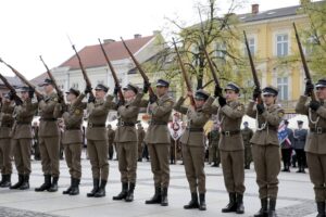 02.05.2016 Kielce. Dzień Flagi RP. Uroczystości na Rynku / Jarosław Kubalski / Radio Kielce