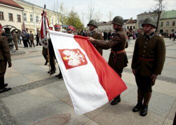 02.05.2016 Kielce. Dzień Flagi RP. Uroczystości na Rynku / Jarosław Kubalski / Radio Kielce