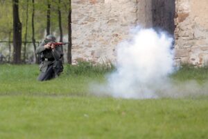 02.05.2016 Samsonów. Inscenizacja historyczna przedstawiająca walki majora Henryka Dobrzańskiego "Hubala". / Jarosław Kubalski / Radio Kielce