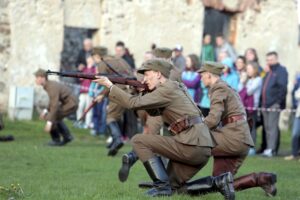 02.05.2016 Samsonów. Inscenizacja historyczna przedstawiająca walki majora Henryka Dobrzańskiego "Hubala". / Jarosław Kubalski / Radio Kielce