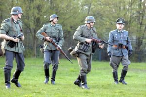 02.05.2016 Samsonów. Inscenizacja historyczna przedstawiająca walki majora Henryka Dobrzańskiego "Hubala". / Jarosław Kubalski / Radio Kielce