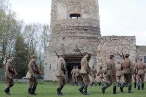 02.05.2016 Samsonów. Inscenizacja historyczna przedstawiająca walki majora Henryka Dobrzańskiego "Hubala". / Jarosław Kubalski / Radio Kielce