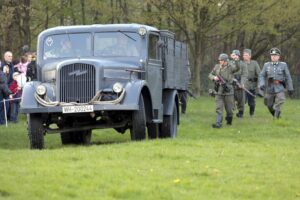 02.05.2016 Samsonów. Inscenizacja historyczna przedstawiająca walki majora Henryka Dobrzańskiego "Hubala". / Jarosław Kubalski / Radio Kielce