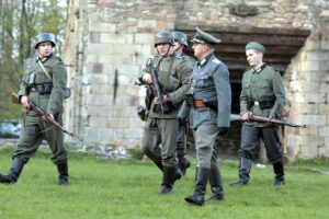 02.05.2016 Samsonów. Inscenizacja historyczna przedstawiająca walki majora Henryka Dobrzańskiego "Hubala". / Jarosław Kubalski / Radio Kielce