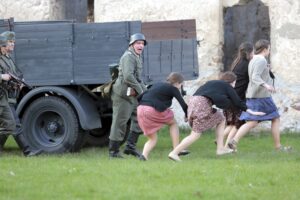 02.05.2016 Samsonów. Inscenizacja historyczna przedstawiająca walki majora Henryka Dobrzańskiego "Hubala". / Jarosław Kubalski / Radio Kielce