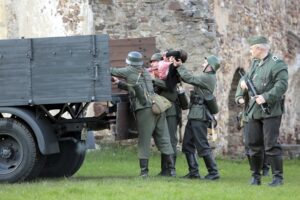 02.05.2016 Samsonów. Inscenizacja historyczna przedstawiająca walki majora Henryka Dobrzańskiego "Hubala". / Jarosław Kubalski / Radio Kielce