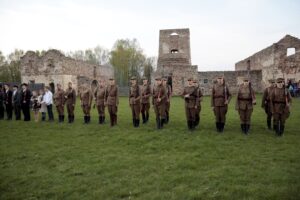 02.05.2016 Samsonów. Inscenizacja historyczna przedstawiająca walki majora Henryka Dobrzańskiego "Hubala". / Jarosław Kubalski / Radio Kielce