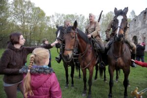 02.05.2016 Samsonów. Inscenizacja historyczna przedstawiająca walki majora Henryka Dobrzańskiego "Hubala". / Jarosław Kubalski / Radio Kielce