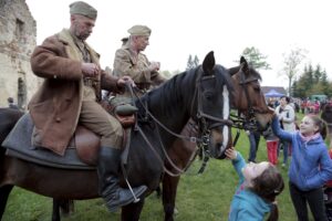 02.05.2016 Samsonów. Inscenizacja historyczna przedstawiająca walki majora Henryka Dobrzańskiego "Hubala". / Jarosław Kubalski / Radio Kielce