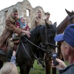 02.05.2016 Samsonów. Inscenizacja historyczna przedstawiająca walki majora Henryka Dobrzańskiego "Hubala". / Jarosław Kubalski / Radio Kielce