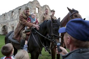 02.05.2016 Samsonów. Inscenizacja historyczna przedstawiająca walki majora Henryka Dobrzańskiego "Hubala". / Jarosław Kubalski / Radio Kielce