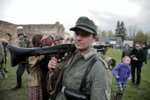 02.05.2016 Samsonów. Inscenizacja historyczna przedstawiająca walki majora Henryka Dobrzańskiego "Hubala". / Jarosław Kubalski / Radio Kielce