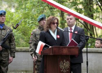 03.05.2016 Kielce. Uroczystości ustanowienia Konstytucji 3 Maja pod pomnikiem Stanisława Staszica w parku. / Jarosław Kubalski / Radio Kielce