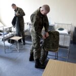 04.05.2016 Kielce. Bukówka. Centrum Przygotowań do Misji Zagranicznych. Przyjęcie elewów na kurs przygotowawczy do służby wojskowej. / Jarosław Kubalski / Radio Kielce