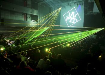 05.05.2016 Kielce. XVII Zjazd Polskiego Towarzystwa Diabetologicznego. Pokaz laserów. / Jarosław Kubalski / Radio Kielce
