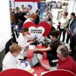 07.05.2016 Kielce. Rynek. Happening "Wyprzedź cukrzycę". Badanie ciśnienia krwi. / Jarosław Kubalski / Radio Kielce