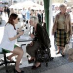 07.05.2016 Kielce. Rynek. Happening "Wyprzedź cukrzycę". Można też było zbadać wzrok. / Jarosław Kubalski / Radio Kielce