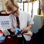 07.05.2016 Kielce. Rynek. Happening "Wyprzedź cukrzycę". Badanie cukru we krwi. / Jarosław Kubalski / Radio Kielce