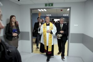 10.05.2016 Kielce. Szpital miejski św. Aleksandra. Otwarcie nowego skrzydła szpitala. Biskup Jan Piotrowski. / Jarosław Kubalski / Radio Kielce