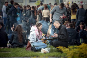 16.05.2016 Kielce. Studenci rozpoczęli Juwenalia. Wielkie grillowanie w Miasteczku UJK. / Jarosław Kubalski / Radio Kielce