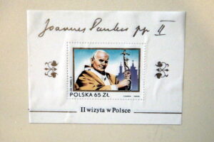 19.05.2016 Kielce. Wystawa w katedrze "Jan Paweł II na znaczkach Poczty Polskiej". / Jarosław Kubalski / Radio Kielce