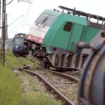 20.05.2016 Staw Kunowski. Pociąg towarowy zderzył się z samochodem ciężarowym. Ranne zostały dwie osoby z ciężarówki. / Jarosław Kubalski / Radio Kielce