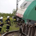 20.05.2016 Staw Kunowski. Pociąg towarowy zderzył się z samochodem ciężarowym. Ranne zostały dwie osoby z ciężarówki. / Jarosław Kubalski / Radio Kielce