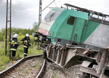 20.05.2016 Staw Kunowski. Pociąg towarowy zderzył się z samochodem ciężarowym. Ranne zostały dwie osoby z ciężarówki. / Jarosław Kubalski / Radio Kielce