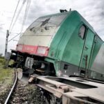 20.05.2016 Staw Kunowski. Pociąg towarowy zderzył się z samochodem ciężarowym. Ranne zostały dwie osoby z ciężarówki. / Jarosław Kubalski / Radio Kielce