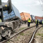 20.05.2016 Staw Kunowski. Pociąg towarowy zderzył się z samochodem ciężarowym. Ranne zostały dwie osoby z ciężarówki. / Jarosław Kubalski / Radio Kielce