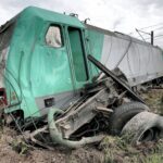 20.05.2016 Staw Kunowski. Pociąg towarowy zderzył się z samochodem ciężarowym. Ranne zostały dwie osoby z ciężarówki. / Jarosław Kubalski / Radio Kielce