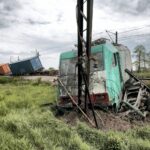 20.05.2016 Staw Kunowski. Pociąg towarowy zderzył się z samochodem ciężarowym. Ranne zostały dwie osoby z ciężarówki. / Jarosław Kubalski / Radio Kielce