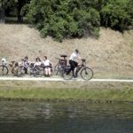 26.05.2016 Kielce. Policjanci patrolują na elektrycznych rowerach okolice Zalewu. / Jarosław Kubalski / Radio Kielce