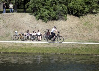 26.05.2016 Kielce. Policjanci patrolują na elektrycznych rowerach okolice Zalewu. / Jarosław Kubalski / Radio Kielce