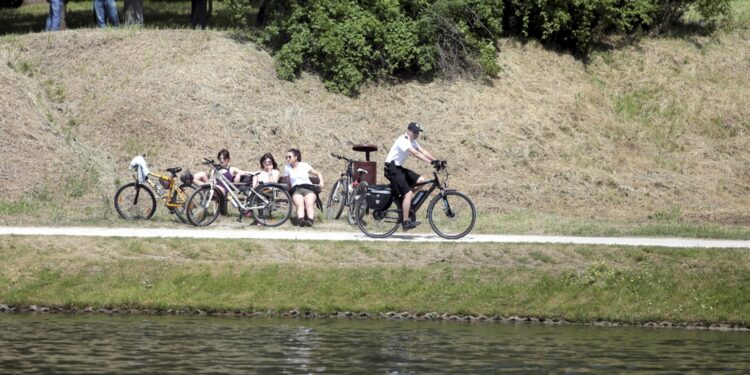 26.05.2016 Kielce. Policjanci patrolują na elektrycznych rowerach okolice Zalewu. / Jarosław Kubalski / Radio Kielce
