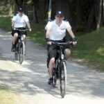 26.05.2016 Kielce. Policjanci patrolują na elektrycznych rowerach okolice Zalewu. / Jarosław Kubalski / Radio Kielce