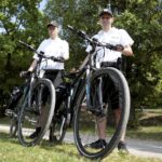 Policjanci wsiadają na rowery