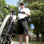 26.05.2016 Kielce. Policjanci patrolują na elektrycznych rowerach okolice Zalewu. / Jarosław Kubalski / Radio Kielce