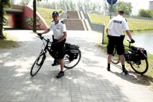 26.05.2016 Kielce. Policjanci patrolują na elektrycznych rowerach okolice Zalewu. / Jarosław Kubalski / Radio Kielce