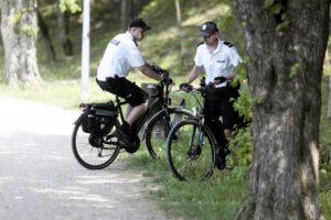 26.05.2016 Kielce. Policjanci patrolują na elektrycznych rowerach okolice Zalewu. / Jarosław Kubalski / Radio Kielce