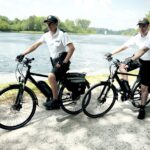 26.05.2016 Kielce. Policjanci patrolują na elektrycznych rowerach okolice Zalewu. / Jarosław Kubalski / Radio Kielce