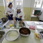 31.05.2016 Kielce. Kulinarna część konkursu dla hufców OHP "Europa da się lubić" . Uczestnicy przygotowywali potrawy z różnych rejonów Europy. / Jarosław Kubalski / Radio Kielce